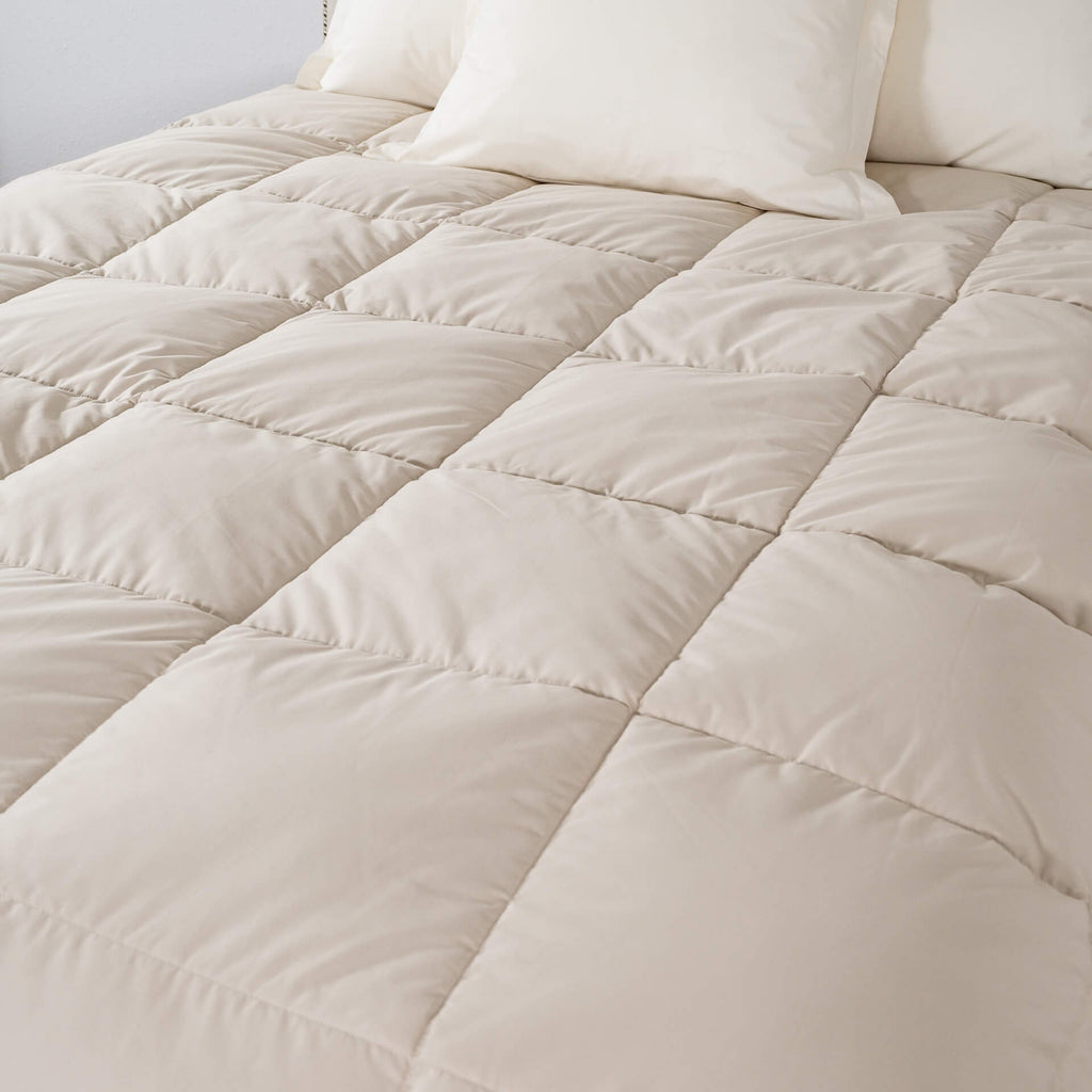 Medium Warmth Elite Down Comforter - Ameridown 